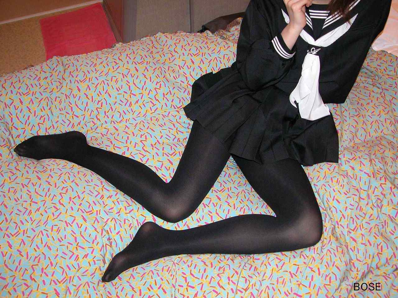 黒いタイツを履いたミニスカ女子高生