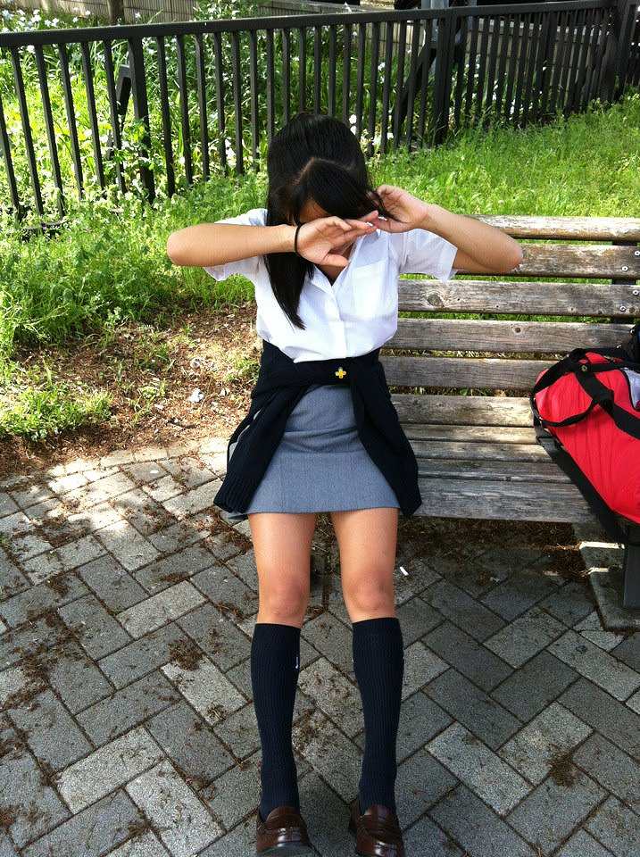 タイトミニスカートの制服を着た慶應義塾女子高校の女子高生