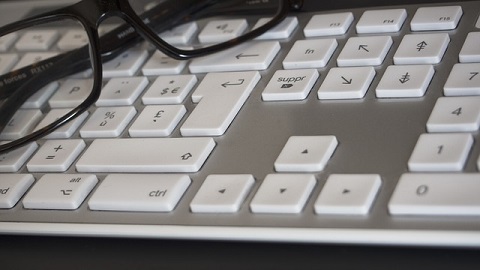 白いキーボードと眼鏡