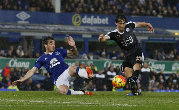 Goals from Mahrez Okazaki ensures #LCFC are top of the #BPL at Christmas