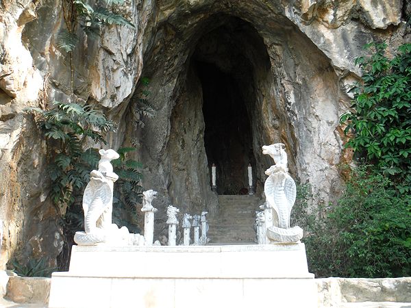 洞窟の入口