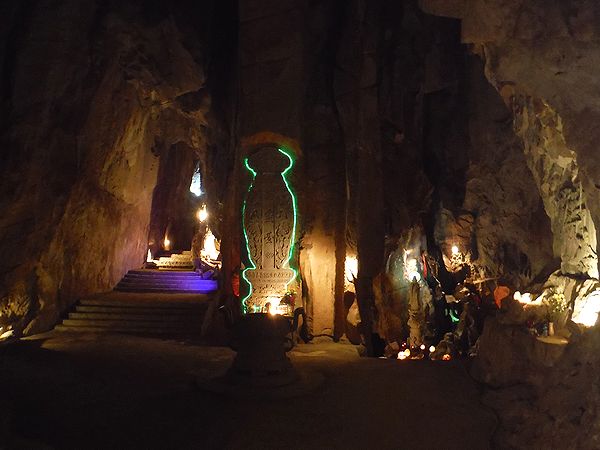 洞窟の内部