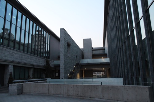 0003：兵庫県立美術館 段々状に重なった野外展示スペース