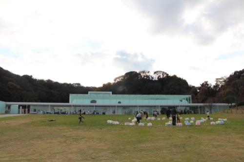 0034：横須賀美術館 ワークショップのある広場の風景