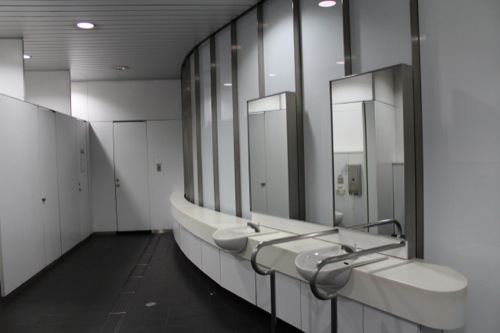 0037：新高島駅舎 男子トイレ内部