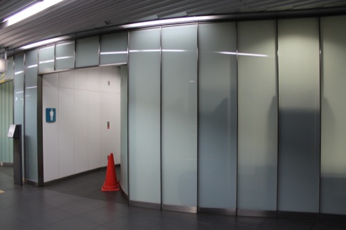 0037：新高島駅舎 曇りガラス張りのトイレ