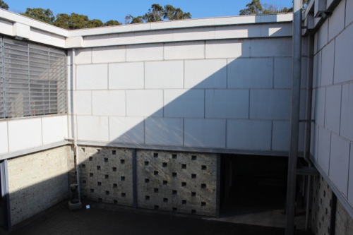 0050：神奈川県立近代美術館鎌倉館 休憩スペースから中庭をみる