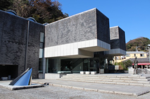 0051：神奈川県立近代美術館鎌倉別館 南側からエントランスをみる