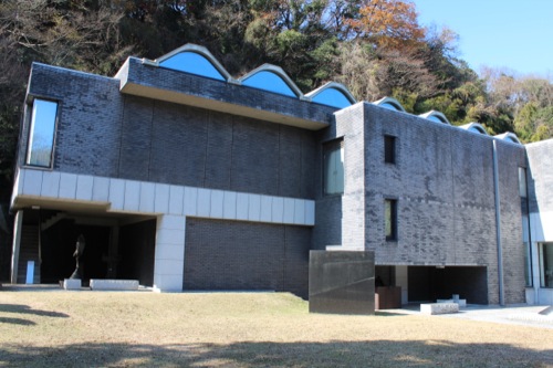 0051：神奈川県立近代美術館鎌倉別館 庭園から展示室をみる