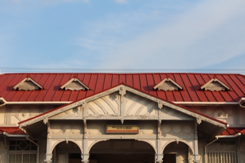 0052：南海 浜寺公園駅舎 赤色が冱えるトタン屋根