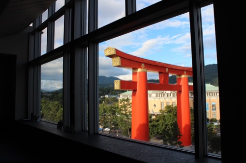 0054：京都国立近代美術館 手前には大鳥居と京都市美術館