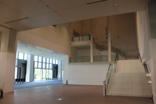 0054：京都国立近代美術館 3階展示室へ向かう階段