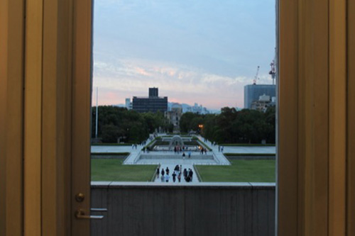 0061：広島平和記念資料館 慰霊碑・原爆ドームが一直線となる