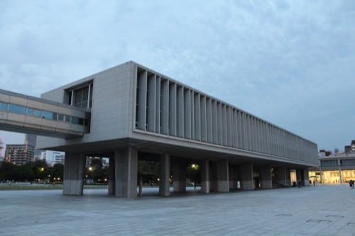 0061：広島平和記念資料館 夕暮れ時の外観