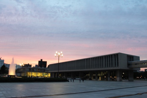 0061：広島平和記念資料館 夕暮れに佇む本館と国際会議場（奥）