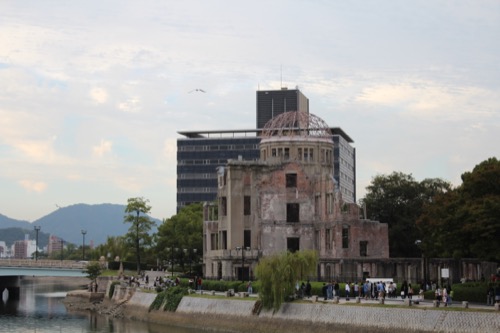 0061：広島平和記念資料館 元安川の向かいにある原爆ドーム