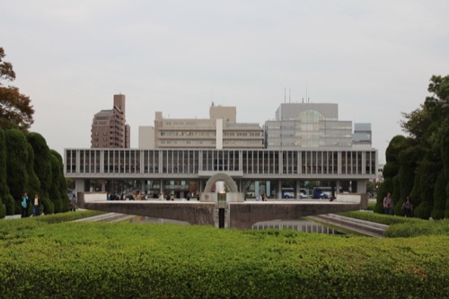0061：広島平和記念資料館 平和の灯・慰霊碑・資料館が一直線に並ぶ