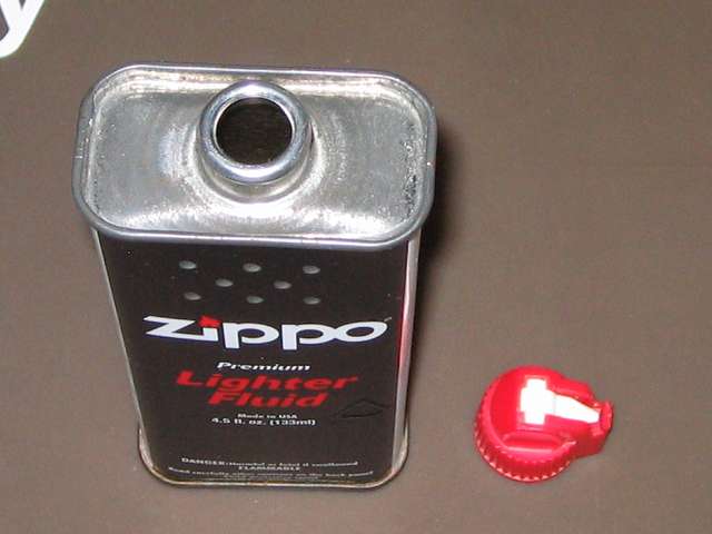 ハクキンベンジンを空になった Zippo オイル缶に詰め替え補充、Zippo 133ml オイル缶から注入口キャップを取り外したところ