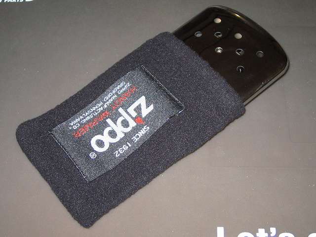 Zippo ハンディウォーマー用 フリース袋 ZHF-BK にハンディウォーマー本体を収納