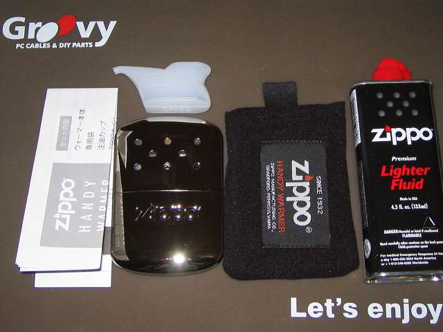 Zippo ハンディウォーマー & オイルセット ZHW-15 パッケージから取り出した、注油カップ、オイル缶（133ml）、専用フリース袋、取扱説明書、ハンディウォーマー本体