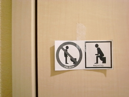 トイレは座って使いなさい