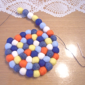フェルトボールの効率upな作り方 コツは 羊毛フェルトボールの鍋敷き制作 Slow Jewelry Movement
